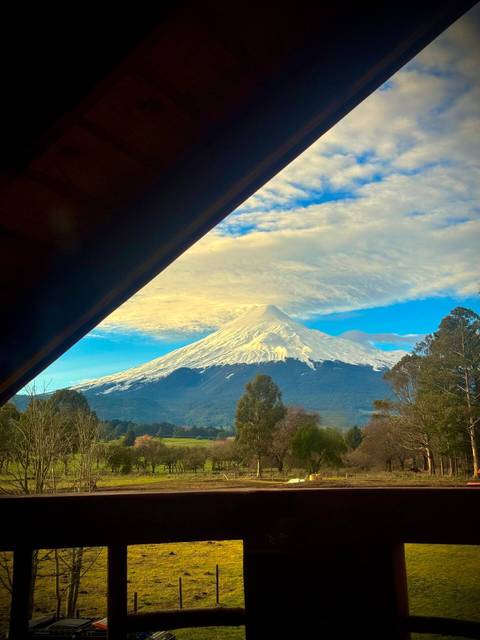 El volcán Osorno visto desde el balcón de la Cabin