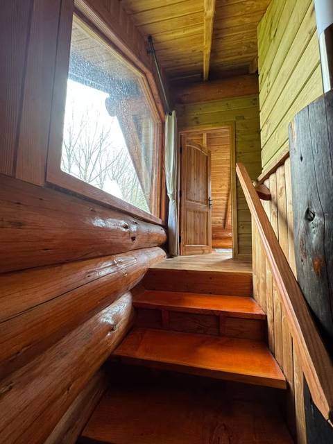 Escalera de madera hacia el segundo piso