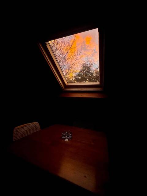 Atardecer a través de la ventana de techo