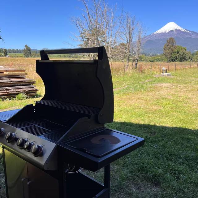 Parrilla con el volcán Osorno de fondo