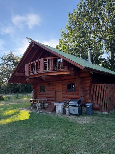 La Cabin con su balcón y la terraza al atardecer