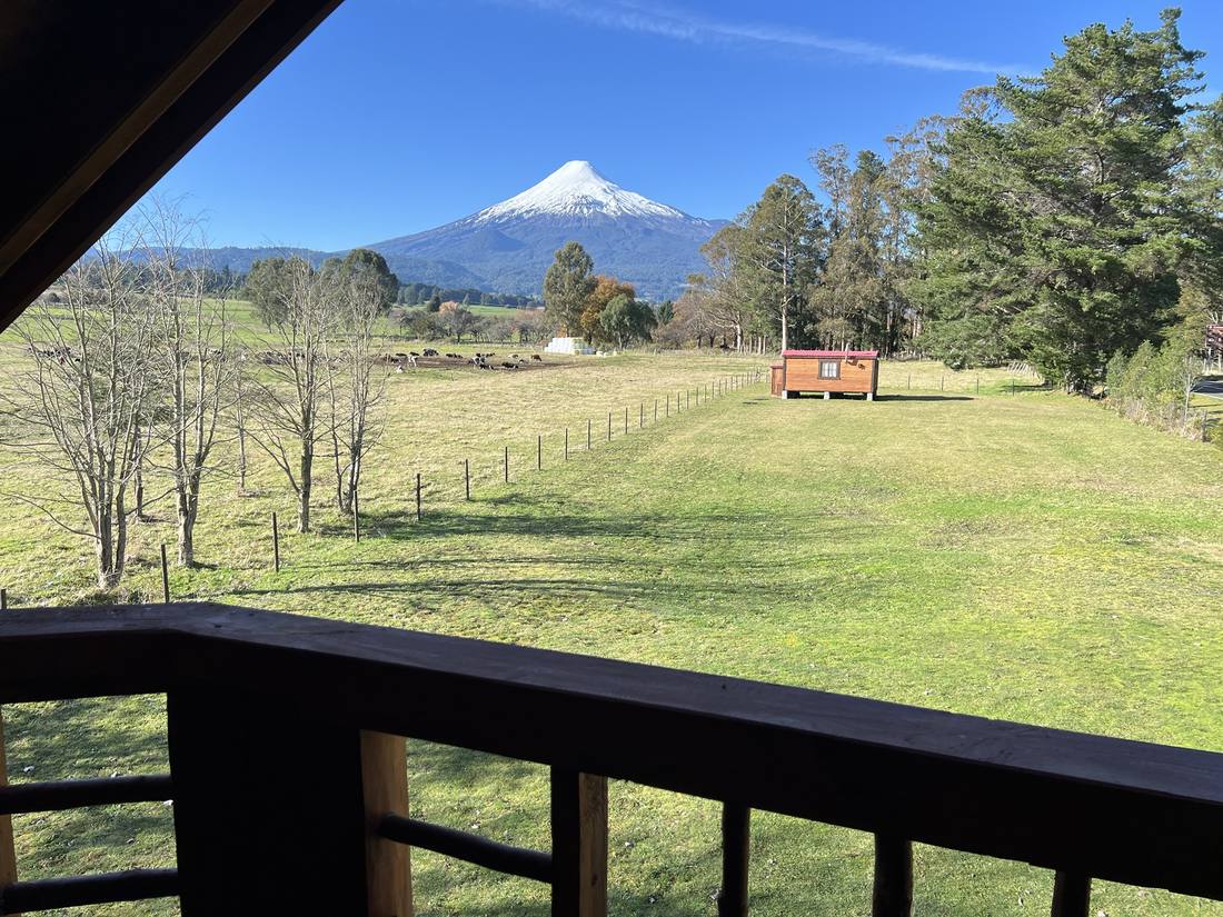 Vista desde el balcón de la Cabin hacia el campo y el volcán Osorno