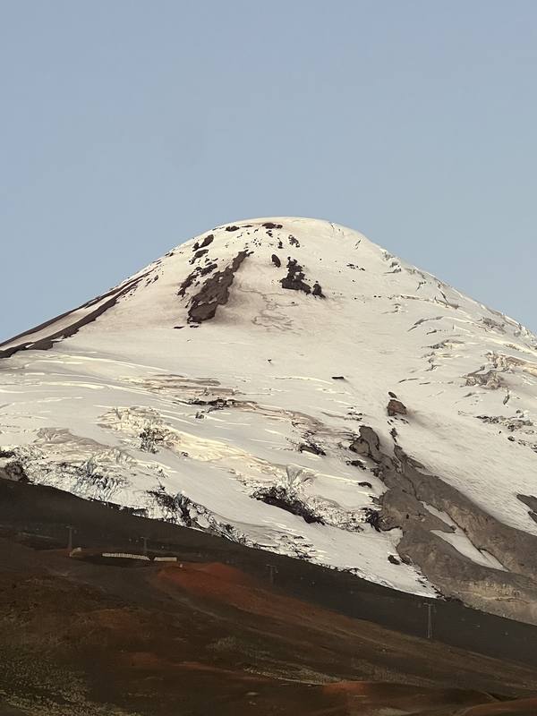 Glaciar de la cumbre del Osorno, con las torres de los andariveles en la ladera