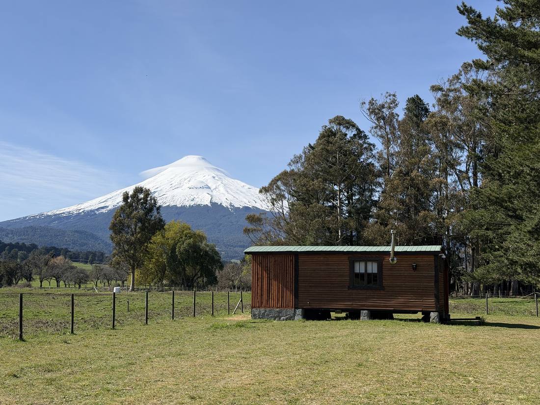 El Carro, tiny house de madera, frente al volcán Osorno